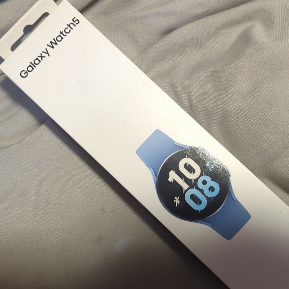 Samsung watch5 with charger and in the box